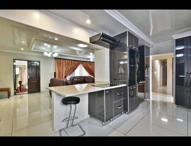 6 BEDROOM HOUSE FOR SALE IN WELTEVREDEN PARK